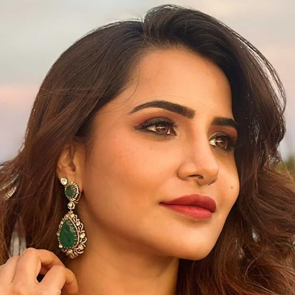 డబ్స్మాష్ వీడియోలతో జూనియర్ సమంతగా క్రేజ్ తెచ్చుకున్న బ్యూటీ అషూ రెడ్డి . బిగ్బాస్ సీజన్ 3లో కంటెస్టెంట్గా టాలీవుడ్ ప్రేక్షకులకు మరింత చేరువైంది. దీని తర్వాత టీవీ షోలు, సినిమాలతో బిజీగా మారిపోయింది. ఇటీవల విడుదలైన ఫోకస్ సినిమాలో పోలీస్గానూ నటించి మెప్పించింది. ప్రస్తుతం ‘ఎ మాస్టర్ పీస్’ చిత్రంలో కథానాయకిగా నటిస్తుంది. తాజాగ అషు సోషల్ మీడియాలో షేర్ చేసిన ఫోటోలకు కుర్రాళ్లు ఫిదా అయిపోతున్నారు.