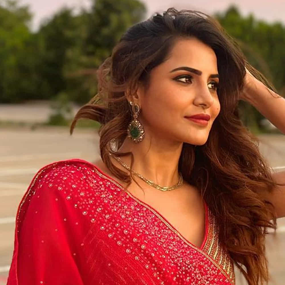 డబ్స్మాష్ వీడియోలతో జూనియర్ సమంతగా క్రేజ్ తెచ్చుకున్న బ్యూటీ అషూ రెడ్డి . బిగ్బాస్ సీజన్ 3లో కంటెస్టెంట్గా టాలీవుడ్ ప్రేక్షకులకు మరింత చేరువైంది. దీని తర్వాత టీవీ షోలు, సినిమాలతో బిజీగా మారిపోయింది. ఇటీవల విడుదలైన ఫోకస్ సినిమాలో పోలీస్గానూ నటించి మెప్పించింది. ప్రస్తుతం ‘ఎ మాస్టర్ పీస్’ చిత్రంలో కథానాయకిగా నటిస్తుంది. తాజాగ అషు సోషల్ మీడియాలో షేర్ చేసిన ఫోటోలకు కుర్రాళ్లు ఫిదా అయిపోతున్నారు.