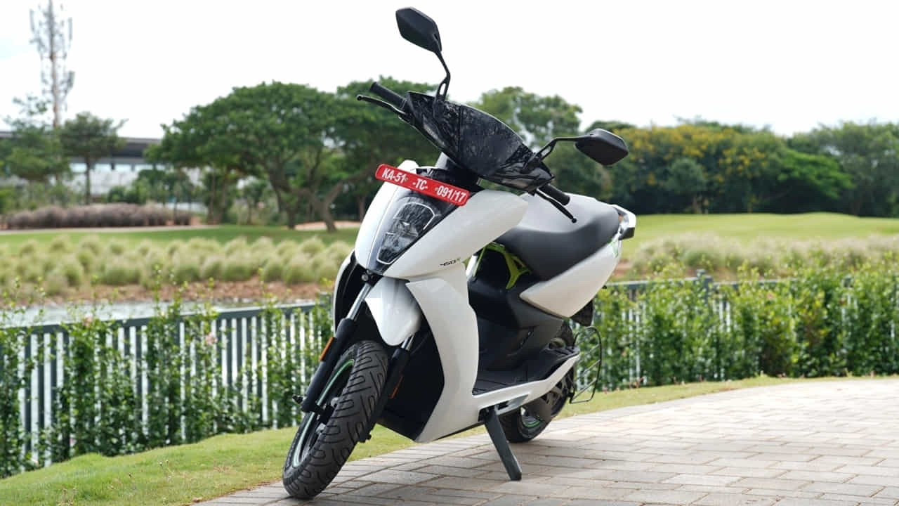Ather 450x- ఈ స్కూటర్ను రూ. 1.28 లక్షల నుండి రూ. 1.49 లక్షల ఎక్స్-షోరూమ్ ధరతో కొనుగోలు చేయవచ్చు. ఈ స్కూటర్ 3.7 kWh లిథియం అయాన్ బ్యాటరీ ప్యాక్తో తయారు చేయబడింది. ఇది 146 కిమీ వరకు రైడింగ్ రేంజ్ను అందించగలదు.