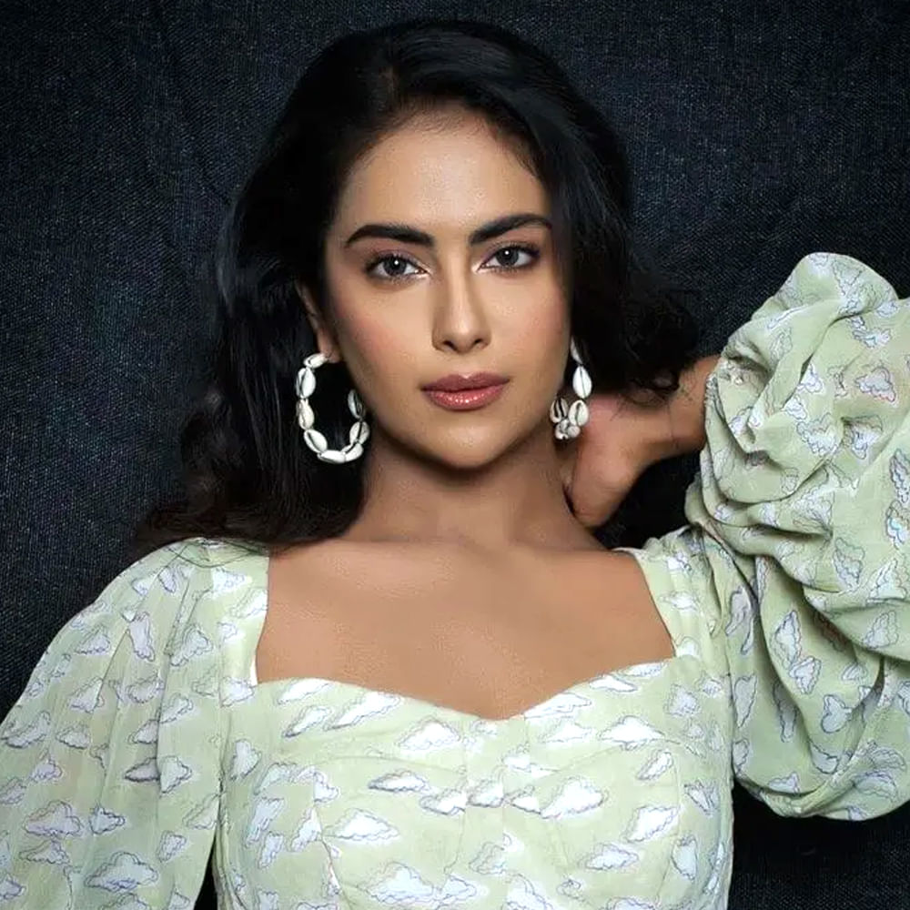 ఇక బాలీవుడ్ లోనూ వరుసగా సినిమాల్లో నటించింది ఈ భామ. కెరీర్ బిగినింగ్ లో పద్దతిగా కనిపించిన ఈ చిన్నది.. ఇప్పుడు గ్లామర్ డోస్ పెంచింది. సోషల్ మీడియాలో యాక్టివ్ గా ఉండే ఈ అమ్మడు గ్లామరస్ ఫోటోలను షేర్ చేస్తూ అభిమానులను ఆకట్టుకుంటుంది. 