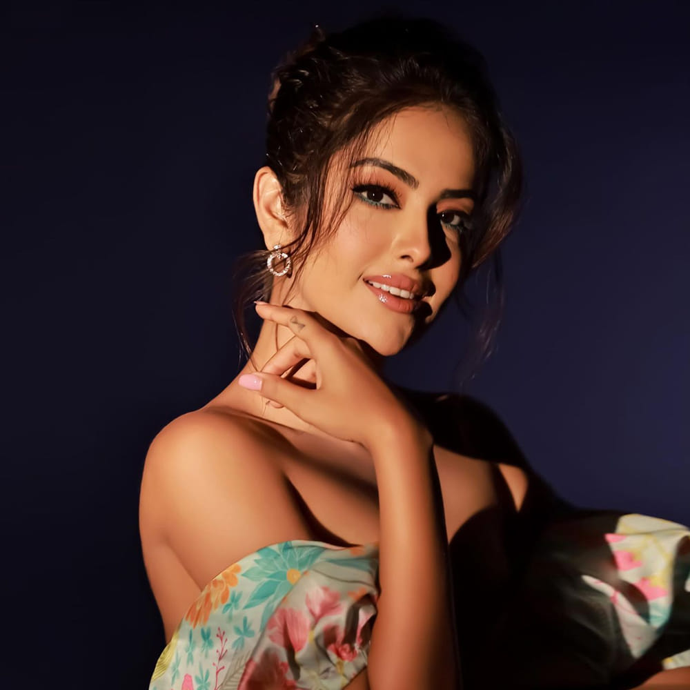 చిన్నారి పెళ్లికూతురు బుల్లితెరపై సందడి చేసిన ఈ ముద్దుగుమ్మ ఉయ్యాలా జంపాల సినిమాతో పరిచయమై తెలుగు సినీ అభిమానులకు దగ్గరయ్యింది.. ఆమె ఈ భామ అవికాగోర్. ఈ ముద్దుగుమ్మ వరుస సినిమాలతో తనదైన స్టైల్ ల్లో దూసుకుపోతుంది. చిత్రపరిశ్రమలో తనకంటూ ప్రత్యేక ఇమేజ్ క్రియేట్ చేసుకుంది అవికా గోర్. అవికా న్యూ ఫోటోషూట్ తో కిల్లింగ్ ఎక్సప్రెషన్స్ తో యూత్ ను ఎట్రాక్ట్ చేస్తుంది. మీరు ఓ లుక్కేయండి.