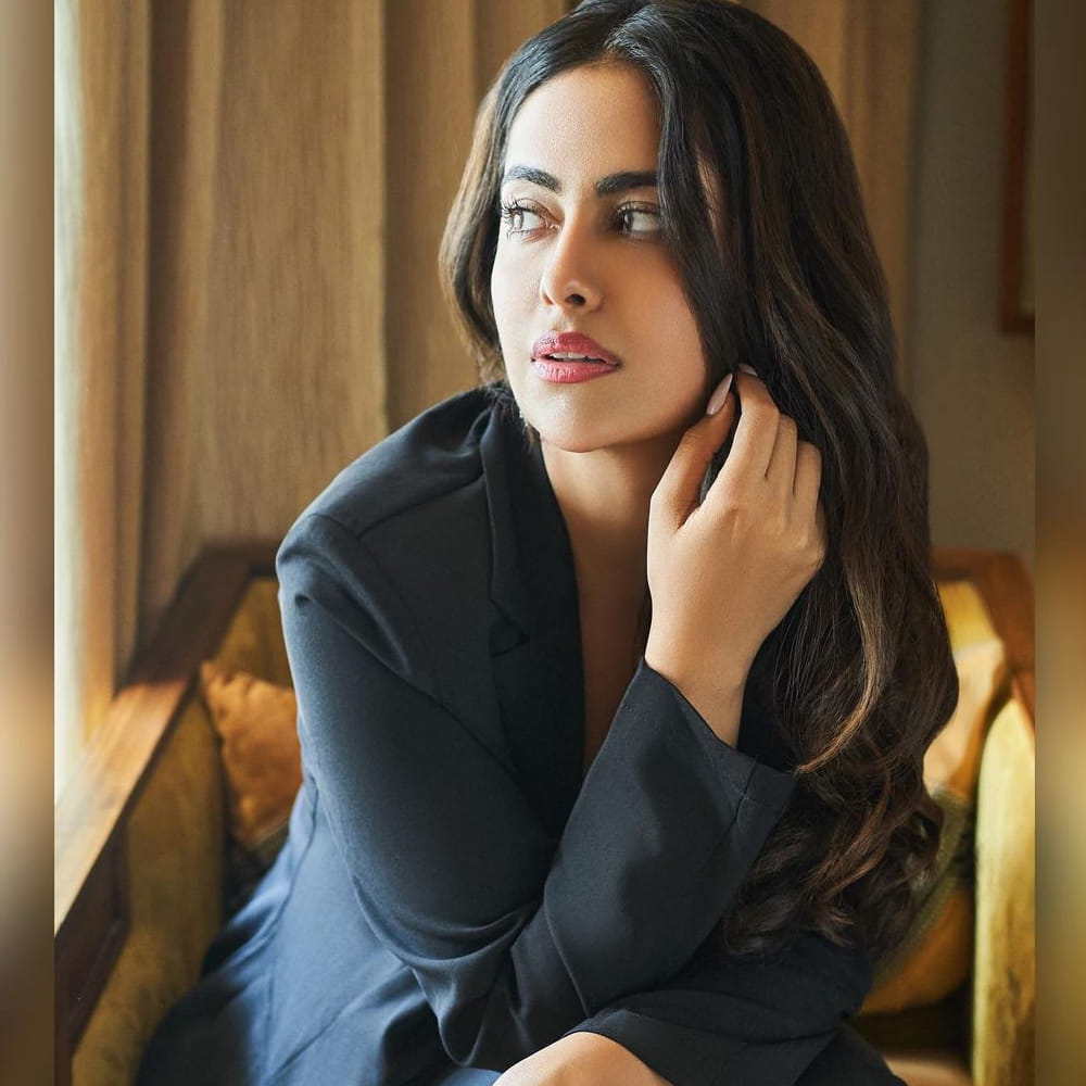 చిన్నారి పెళ్లికూతురు బుల్లితెరపై సందడి చేసిన ఈ ముద్దుగుమ్మ ఉయ్యాలా జంపాల సినిమాతో పరిచయమై తెలుగు సినీ అభిమానులకు దగ్గరయ్యింది.. ఆమె ఈ భామ అవికాగోర్. ఈ ముద్దుగుమ్మ వరుస సినిమాలతో తనదైన స్టైల్ ల్లో దూసుకుపోతుంది. చిత్రపరిశ్రమలో తనకంటూ ప్రత్యేక ఇమేజ్ క్రియేట్ చేసుకుంది అవికా గోర్. అవికా న్యూ ఫోటోషూట్ తో కిల్లింగ్ ఎక్సప్రెషన్స్ తో యూత్ ను ఎట్రాక్ట్ చేస్తుంది. మీరు ఓ లుక్కేయండి.