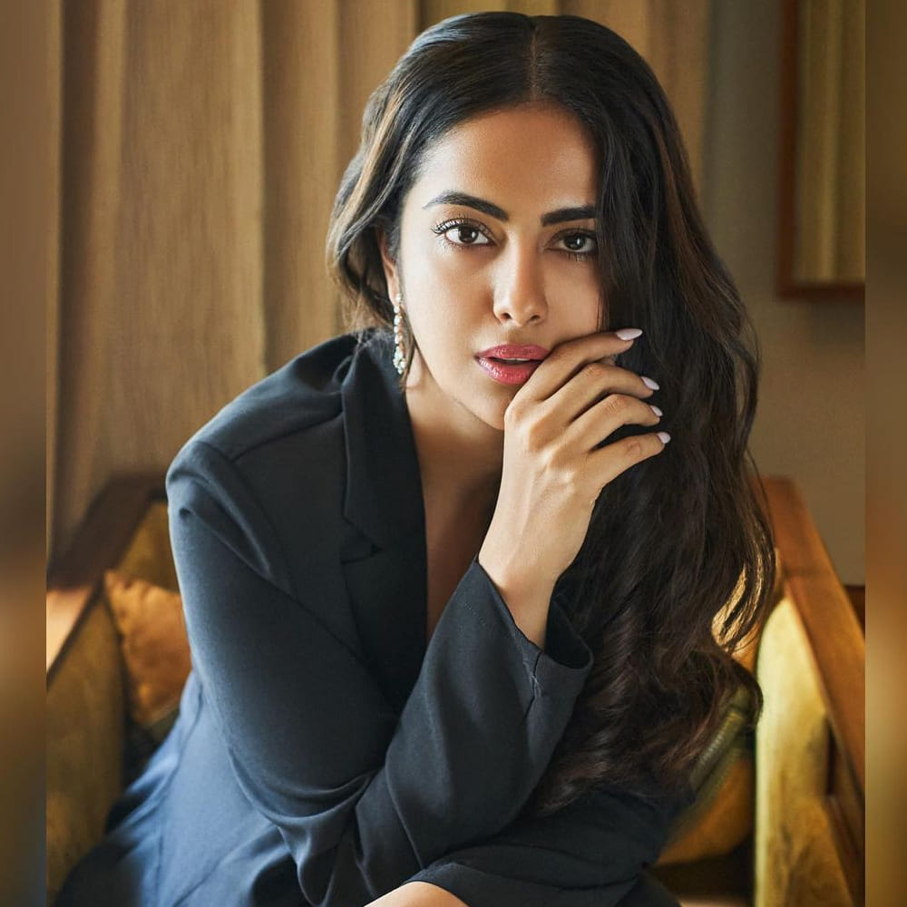 చిన్నారి పెళ్లికూతురు బుల్లితెరపై సందడి చేసిన ఈ ముద్దుగుమ్మ ఉయ్యాలా జంపాల సినిమాతో పరిచయమై తెలుగు సినీ అభిమానులకు దగ్గరయ్యింది.. ఆమె ఈ భామ అవికాగోర్. ఈ ముద్దుగుమ్మ వరుస సినిమాలతో తనదైన స్టైల్ ల్లో దూసుకుపోతుంది. చిత్రపరిశ్రమలో తనకంటూ ప్రత్యేక ఇమేజ్ క్రియేట్ చేసుకుంది అవికా గోర్. అవికా న్యూ ఫోటోషూట్ తో కిల్లింగ్ ఎక్సప్రెషన్స్ తో యూత్ ను ఎట్రాక్ట్ చేస్తుంది. మీరు ఓ లుక్కేయండి.