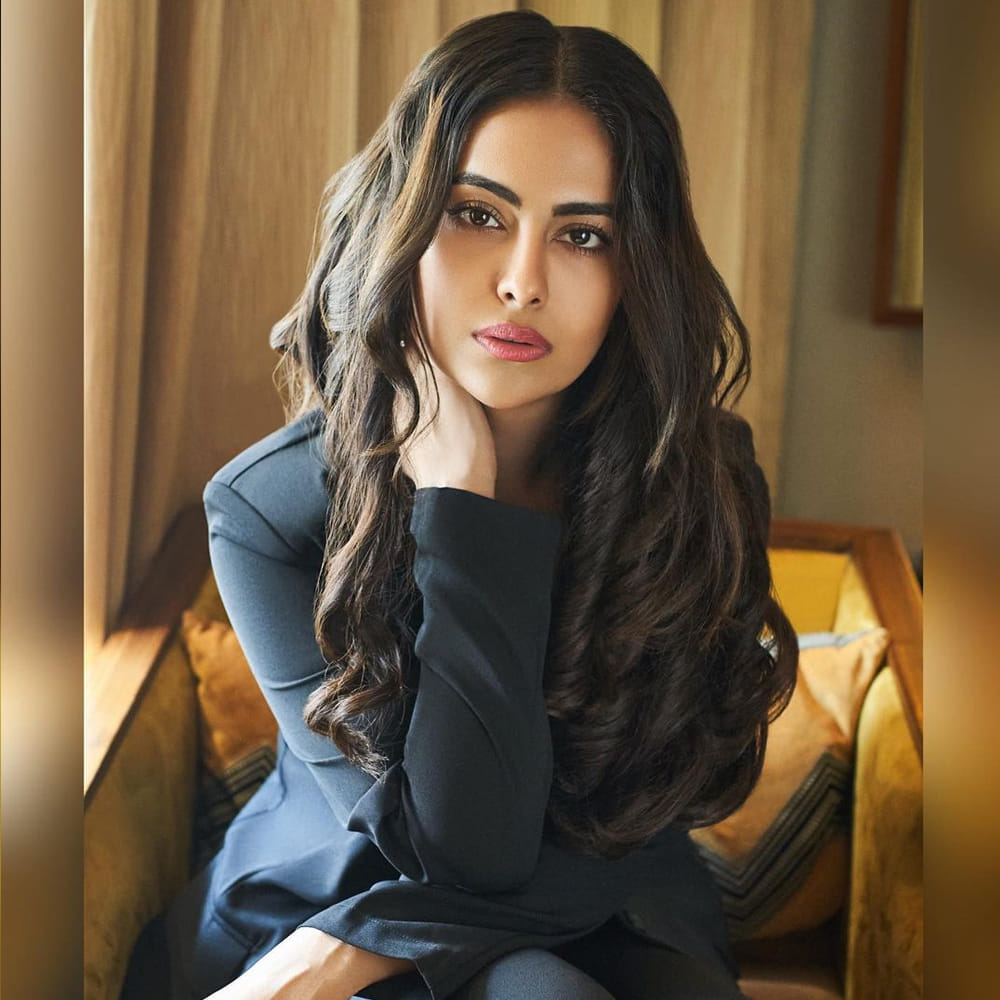 చిన్నారి పెళ్లికూతురు బుల్లితెరపై సందడి చేసిన ఈ ముద్దుగుమ్మ ఉయ్యాలా జంపాల సినిమాతో పరిచయమై తెలుగు సినీ అభిమానులకు దగ్గరయ్యింది.. ఆమె ఈ భామ అవికాగోర్. ఈ ముద్దుగుమ్మ వరుస సినిమాలతో తనదైన స్టైల్ ల్లో దూసుకుపోతుంది. చిత్రపరిశ్రమలో తనకంటూ ప్రత్యేక ఇమేజ్ క్రియేట్ చేసుకుంది అవికా గోర్. అవికా న్యూ ఫోటోషూట్ తో కిల్లింగ్ ఎక్సప్రెషన్స్ తో యూత్ ను ఎట్రాక్ట్ చేస్తుంది. మీరు ఓ లుక్కేయండి.