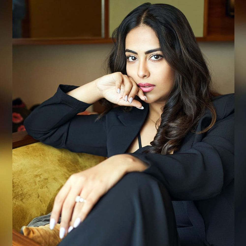 చిన్నారి పెళ్లికూతురు బుల్లితెరపై సందడి చేసిన ఈ ముద్దుగుమ్మ ఉయ్యాలా జంపాల సినిమాతో పరిచయమై తెలుగు సినీ అభిమానులకు దగ్గరయ్యింది.. ఆమె ఈ భామ అవికాగోర్. ఈ ముద్దుగుమ్మ వరుస సినిమాలతో తనదైన స్టైల్ ల్లో దూసుకుపోతుంది. చిత్రపరిశ్రమలో తనకంటూ ప్రత్యేక ఇమేజ్ క్రియేట్ చేసుకుంది అవికా గోర్. అవికా న్యూ ఫోటోషూట్ తో కిల్లింగ్ ఎక్సప్రెషన్స్ తో యూత్ ను ఎట్రాక్ట్ చేస్తుంది. మీరు ఓ లుక్కేయండి.