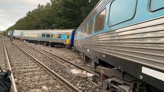 Watch Video: హలీవుడ్ సినిమాను తలపించే సీన్.. అందరూ చూస్తుండగానే కుప్పకూలిన భారీ వంతెన, వీడియో వైరల్