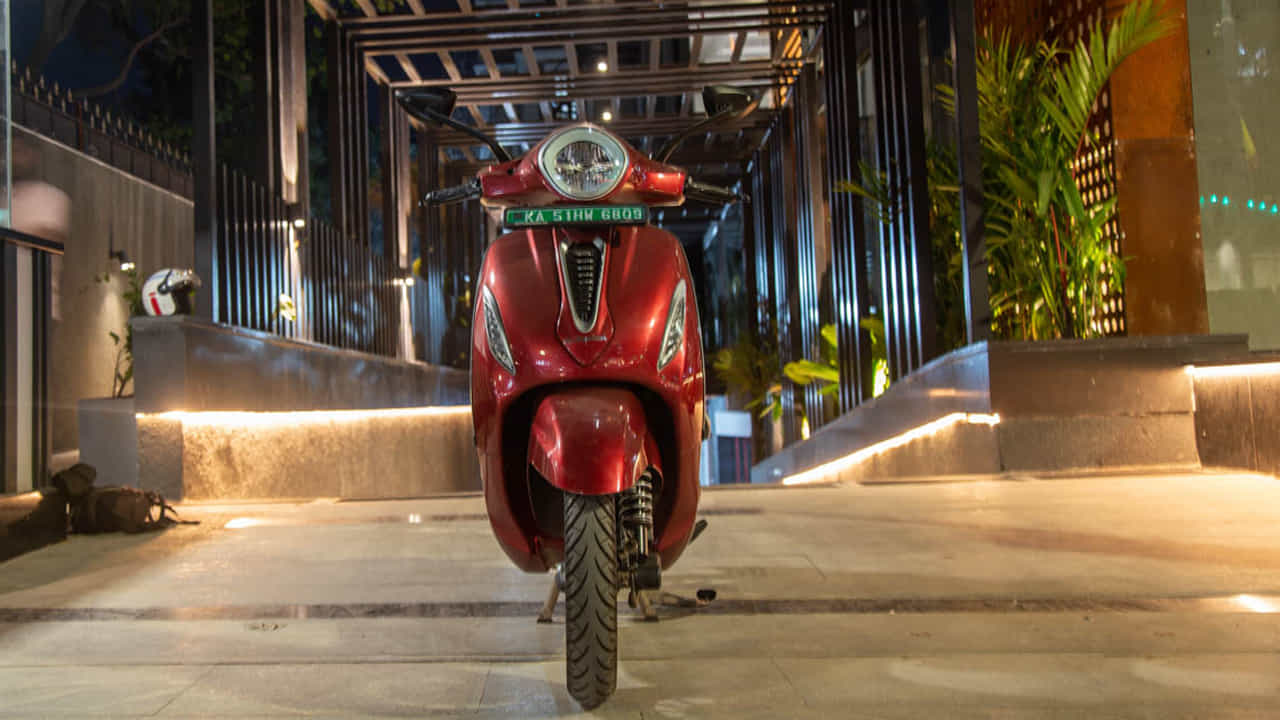 Bajaj Chetak- బజాజ్ ఏకైక ఎలక్ట్రిక్ స్కూటర్ బజాజ్ చేతక్.. ఇది 3kWh లిథియం అయాన్ బ్యాటరీతో అమర్చబడి ఉంది, ఇది స్పోర్ట్ మోడ్లో 85 కిలోమీటర్ల వరకు రైడింగ్ పరిధిని అందించగలదు. దీని ధర రూ. 1.44 లక్షలు, ఎక్స్-షోరూమ్.
