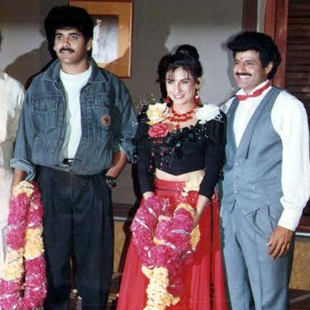  డైరెక్టర్ కోడి రామకృష్ణ తెరకెక్కించిన ఈ సినిమా బాలకృష్ణ కెరీర్ లోనే వన్ ఆఫ్ ది బెస్ట్ హిట్ గా నిలిచింది. అలాగే లారీ డ్రైవర్, రౌడీ ఇన్స్పెక్టర్, బొబ్బిలి సింహం సినిమాలు చేస్తూనే మరోవైపు భైరవద్వీపం వంటి పౌరాణిక చిత్రాల్లో నటించారు. 