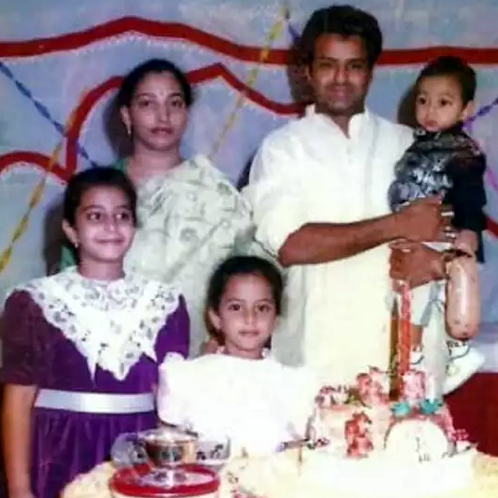 అత్యధిక చిత్రాల్లో ద్విపాత్రాభినయం పోషించిన హీరోగా బాలయ్యకు రికార్డు ఉంది. 17 సినిమాల్లో ఆయన డ్యూయల్‌ రోల్‌ ప్లే చేశారు. ‘అధినాయకుడు’గా త్రిపాత్రాభినయంలో కనిపించారు.