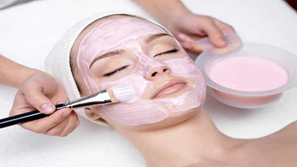 Beauty Tips :పార్లర్లో ఫేషియల్ చేయించుకుంటున్నారా.. అయితే డాక్టర్లు చెబుతున్న ఈ విషయాలు తెలుసుకోండి..