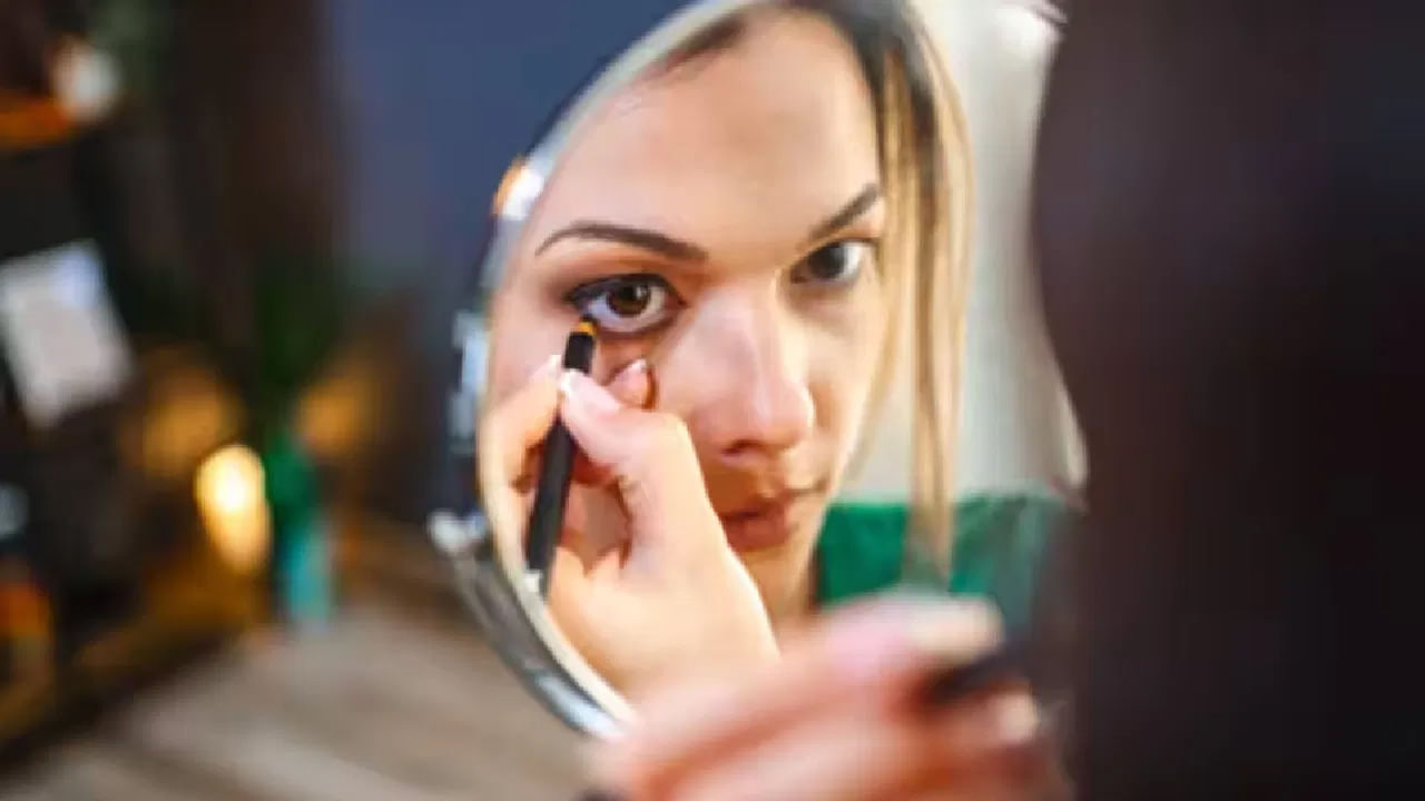 మీ కంటి అందాలను మరింత మెరుగుపరచడానికి ఐ షాడోను వర్తించే సరైన మార్గం గురించి తెలుసుకోండి. ఇది రోజంతా అడవిలో ఉండటానికి సహాయపడుతుంది.