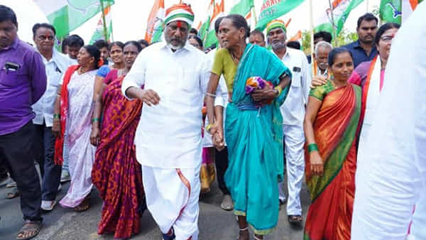 Bhatti Vikramarka: వందో రోజుకి చేరిన భట్టి ‘పిపుల్స్ మార్చ్’.. పట్టు విడవని విక్రమార్కుడిలా ప్రజలతో కలిసి..