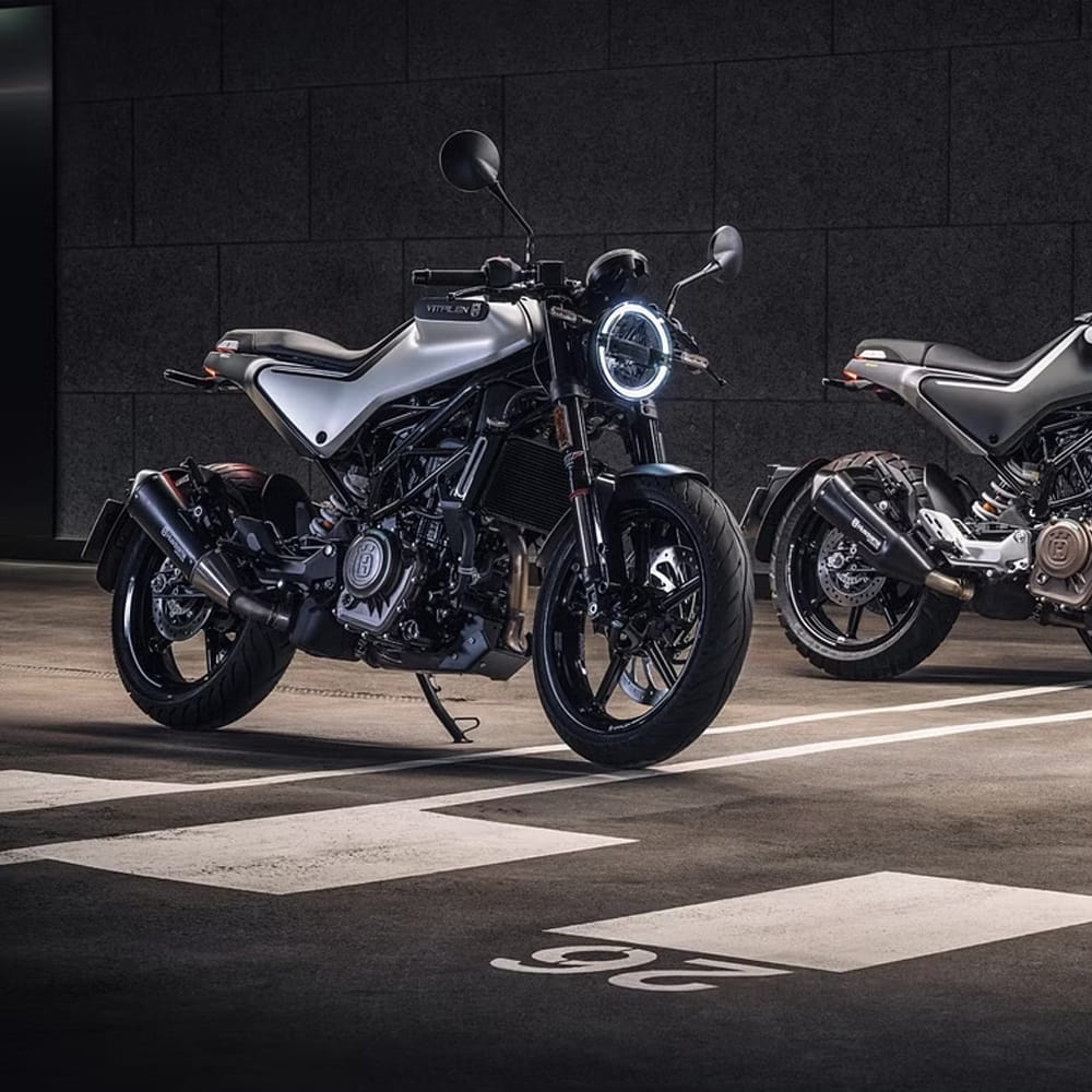 టైర్ ఒత్తిడిని తనిఖీ చేయండి  మీ వాహనం యొక్క టైర్ ఒత్తిడిని క్రమం తప్పకుండా తనిఖీ చేయండి. మైలేజ్ విషయానికి వస్తే టైర్ ప్రెజర్ ముఖ్యంగా ముఖ్యమైన పాత్ర పోషిస్తుంది. తక్కువ టైర్ ప్రెజర్ ఇంజిన్‌పై అదనపు ఒత్తిడిని కలిగిస్తుంది. మైలేజీని తగ్గిస్తుంది. అందువల్ల మీరు టైర్ ఒత్తిడిని వాంఛనీయ స్థాయిలలో నిర్వహించారని నిర్ధారించుకోండి.