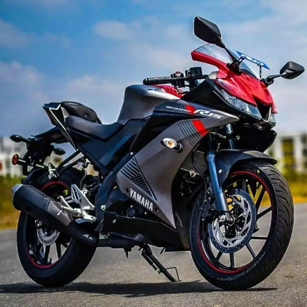 మీ బైక్‌ను సరైన గేర్‌లో నడపండి  మీ బైక్‌ను తక్కువ గేర్‌లో ఎక్కువ వేగంతో ఎక్కువసేపు నడపవద్దు. మీరు వాంఛనీయ స్థాయిల కంటే ఎక్కువ వేగం కోసం తక్కువ గేర్‌ని ఉపయోగిస్తుంటే అది మీ ఇంధనాన్ని త్వరగా తగ్గిస్తుంది. ఒక నిర్దిష్ట వేగంతో సరైన గేర్‌ను ఉపయోగించడం వలన వాంఛనీయ ఇంధన వినియోగాన్ని నిర్ధారిస్తుంది.