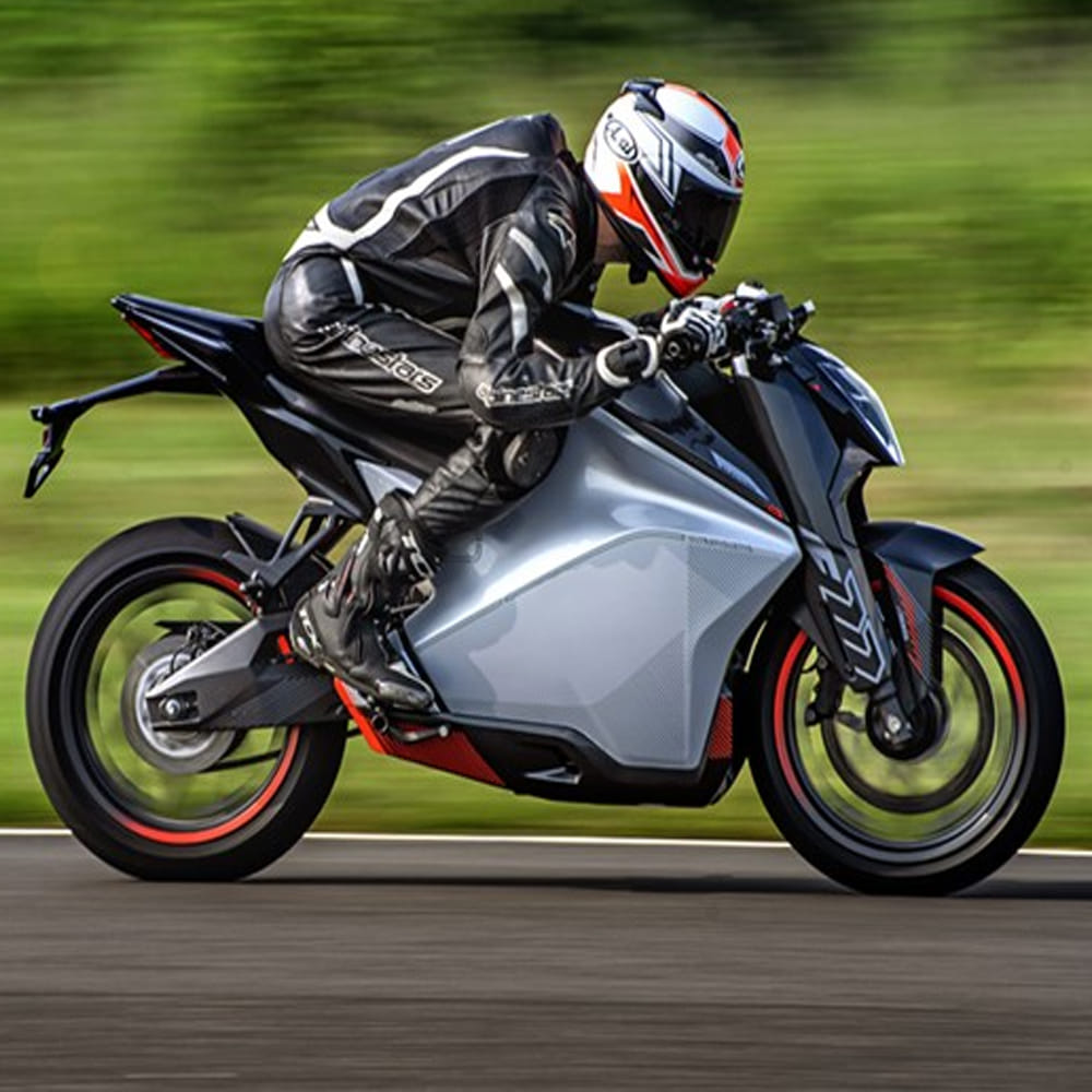 మీ బైక్ను లిమిట్ వేగంతో నడపండి : మీ బైక్ మైలేజీని పెంచడానికి ముఖ్యమైన ప్రాథమిక పద్ధతుల్లో ఒకటి ర్యాష్ డ్రైవింగ్ను నివారించడం. 30kmph నుండి 50kmph వరకు స్థిరమైన వేగంతో మీ బైక్ను నడపడం. స్థిరమైన వేగాన్ని నిర్వహించడం వలన మీరు అధిక మైలేజీని సాధించడంలో సహాయపడుతుంది.