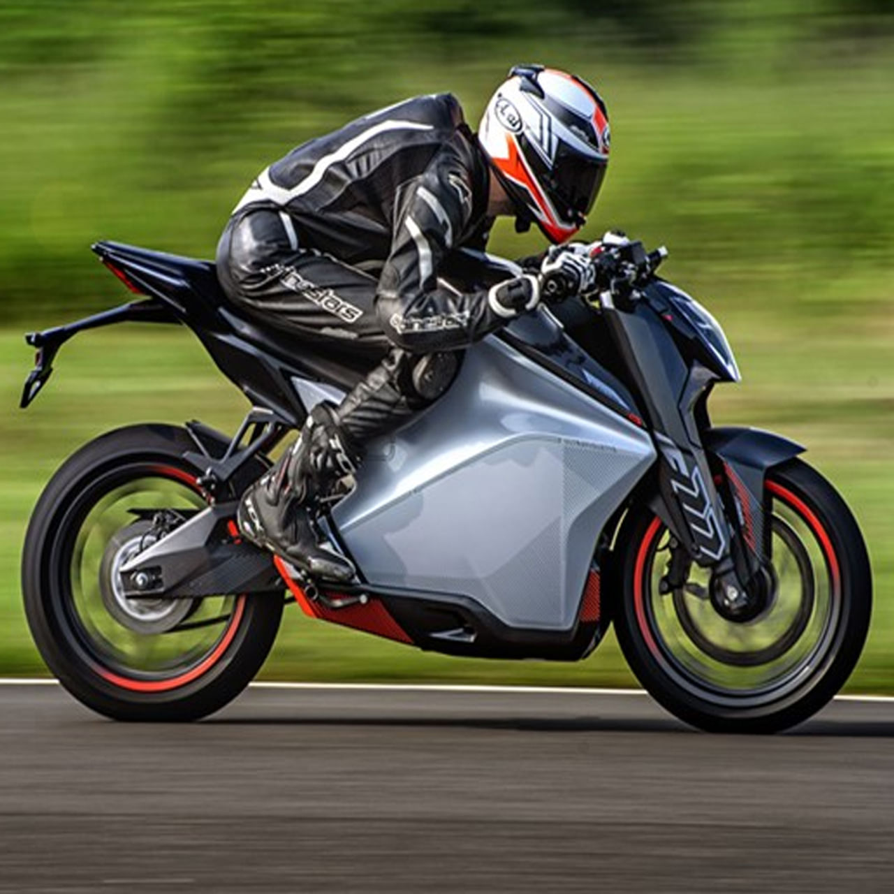 మీ బైక్‌ను లిమిట్ వేగంతో నడపండి :  మీ బైక్ మైలేజీని పెంచడానికి ముఖ్యమైన ప్రాథమిక పద్ధతుల్లో ఒకటి ర్యాష్ డ్రైవింగ్‌ను నివారించడం. 30kmph నుండి 50kmph వరకు స్థిరమైన వేగంతో మీ బైక్‌ను నడపడం. స్థిరమైన వేగాన్ని నిర్వహించడం వలన మీరు అధిక మైలేజీని సాధించడంలో సహాయపడుతుంది.