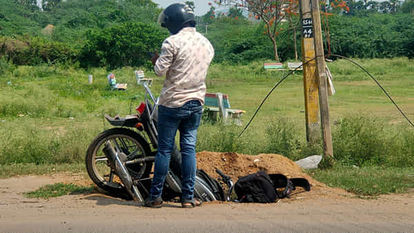 Viral Photo: దేవుడా.. రోడ్డు పక్కన ఇంత పెద్ద గోతి ఎంట్రా బాబు.. పాపం ఉద్యోగి