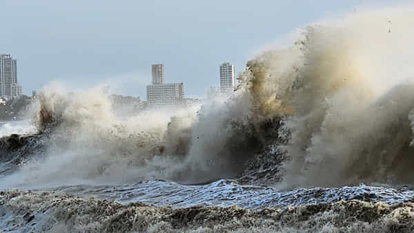 Cyclone Biparjoy: తీరాన్ని తాకిన తుపాను.. గుజరాత్లో పెను విధ్వంసం..
