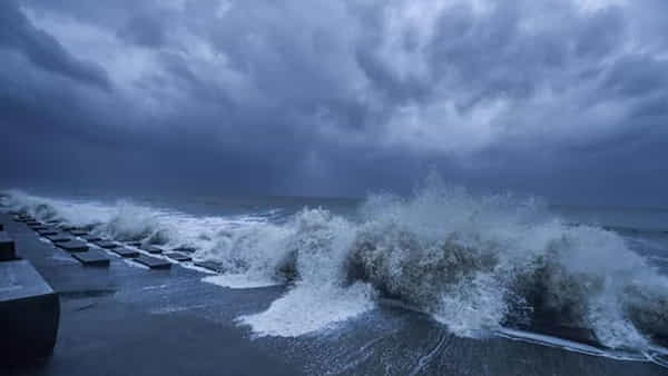 Biparjoy Cyclone: దూసుకొస్తున్న బిపోర్జాయ్ తుపాను.. గుజరాత్లో హై అలర్ట్
