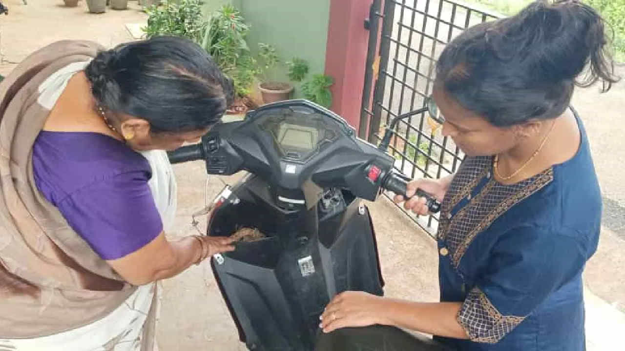 పాఠశాలకు వెళ్లేందుకు స్కూటీ తీసేందుకు వెళ్లిన టీచర్, స్కూటీ ముందు భాగంలో పక్షి గూడును చూసిన టీచర్ ఒక్కసారిగా ఆశ్చర్యపోయింది. ఈ ఘటన కర్ణాటకలోని దావణగెరె జిల్లా హొన్నాలి పట్టణంలో చోటు చేసుకుంది.
