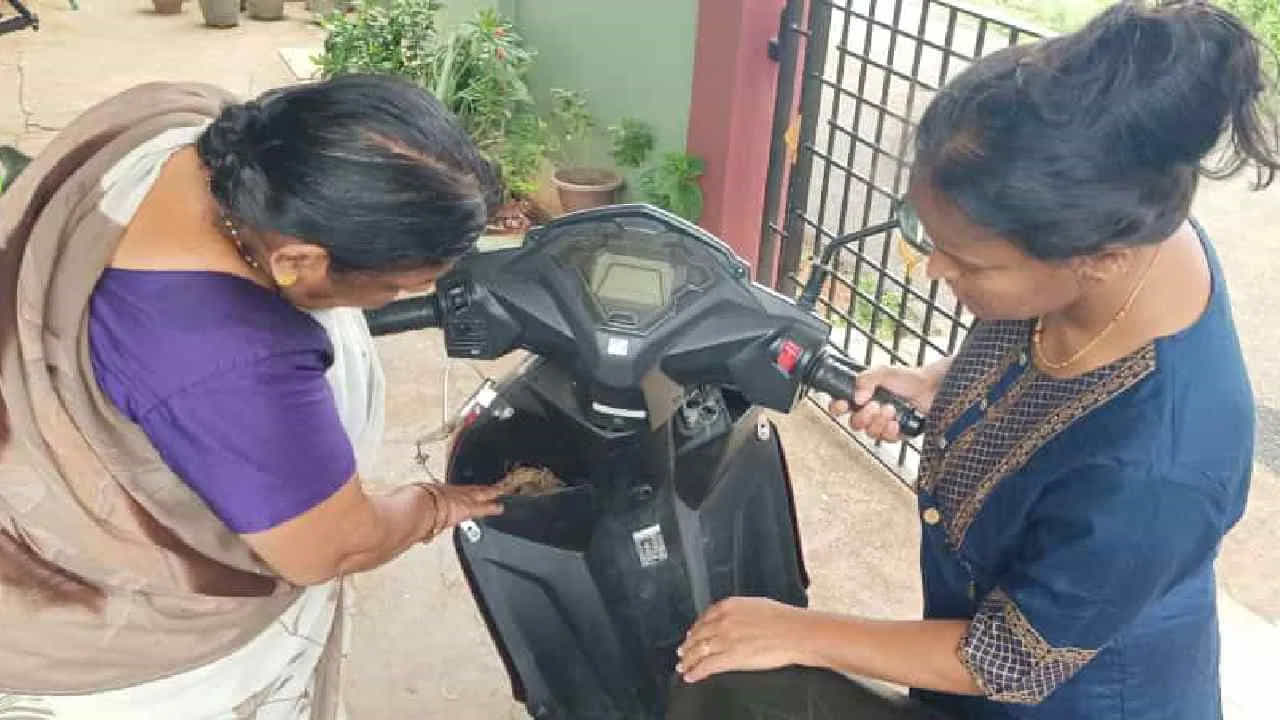 పక్షులు సాధారణంగా ఇంటి పగుళ్లలో, చెట్లలో తమ గూళ్ళను నిర్మిస్తాయి. కానీ, ఇలా నిరంతరం ప్రయాణిస్తూ ఉండే స్కూటీలో పక్షి గూడు కట్టుకోవడం చాలా అరుదు అంటూ అందరూ ఆశ్చర్యం వ్యక్తం చేస్తున్నారు.