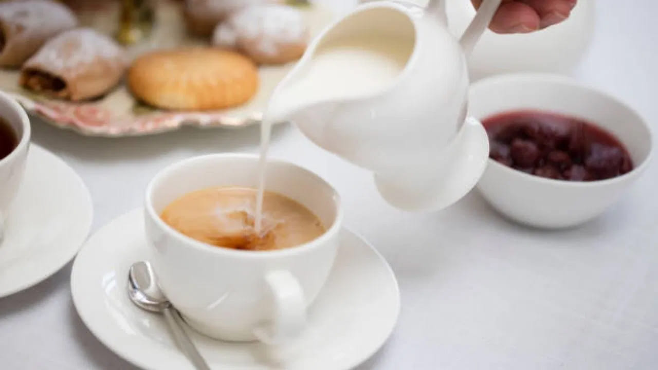 రోజు చివరిలో ఒక కప్పు టీ మీ మానసిక స్థితిని మెరుగుపరుస్తుంది. ప్రియమైన వ్యక్తితో టీ డేట్ మానసిక స్థితిని ఉత్సాహపరుస్తుంది. అయితే టీలో క్యాలరీలు ఉండి.. బరువు తగ్గించే డైట్ని అనుసరిస్తే.. టీ ఎందుకు తాగాలి?