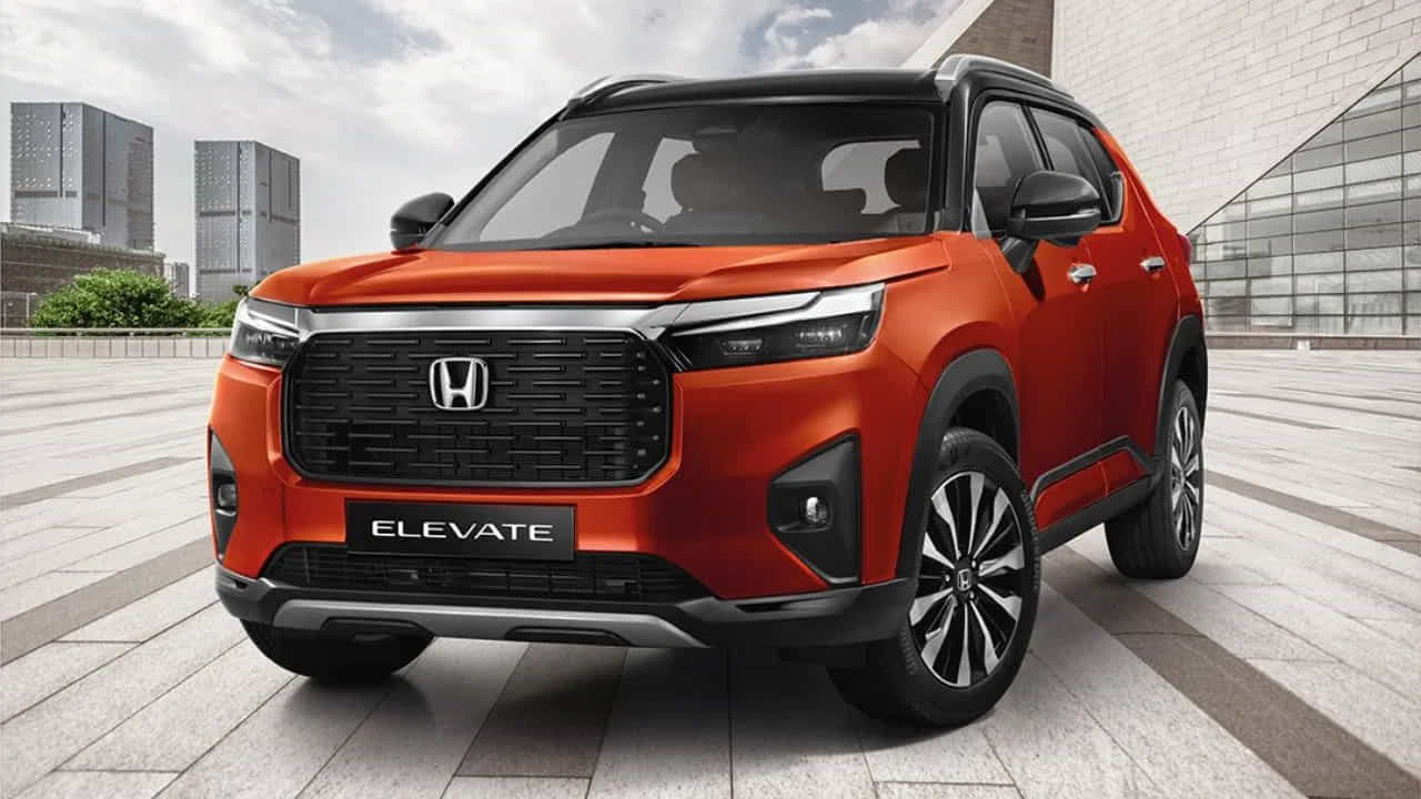Honda Elevate: హోండా కంపెనీ ఇటీవల ఎలివేట్ను ఆవిష్కరించిన సంగతి తెలిసిందే. ఇది హ్యుందాయ్ క్రెటా, కియా సెల్టోస్ వంటి ఇతర SUVలతో పోటీపడేందుకు మార్కెట్లోకి త్వరలో రాబోతుంది. హోండా లైనప్లో చాలా తక్కువ కార్లు ఉన్న నేపథ్యంలో ఈ కారుపై చాలా అంచనాలు ఉన్నాయి.