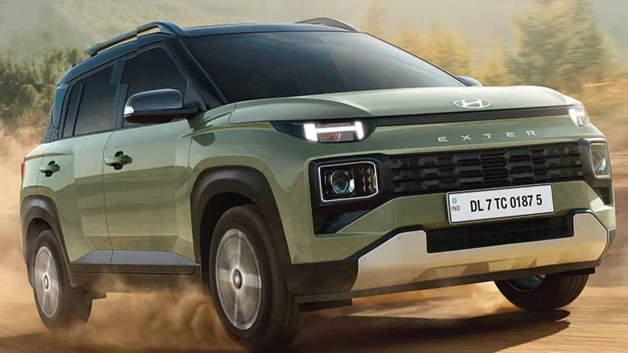Hyundai Exter: హ్యుందాయ్ కంపెనీ తన కొత్త మైక్రో-ఎస్యూవీ ఎక్స్టర్ను భారత మార్కెట్లోకి జూలై 10న విడుదల చేయబోతుంది. ఇది దేశంలోని ప్రముఖ మైక్రో-ఎస్యూవీ అయిన టాటా పంచ్తో పోటీపడేందుకు సిద్ధంగా ఉంది. 1.2-లీటర్ కప్పా పెట్రోల్ ఇంజన్తో పనిచేయనున్న ఈ ఎక్స్టర్ 6 ఎయిర్బ్యాగ్లతో రాబోతుంది. ఇక ఈ ఎస్యూవీ బుకింగ్ ఇప్పటికే ప్రారంభమయింది.