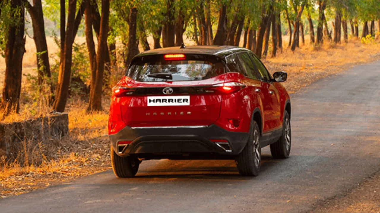 Tata Harrier Facelift: భారతదేశంలో అత్యధికంగా అమ్ముడైన మిడ్-సైజ్ SUVలో టాటా హారియర్ కూడా ఉంది. ఈ నేపథ్యంలో తన ప్రజాదరణను మరింతగా ఉపయోగించుకోవడానికి హారియర్ ఫేస్లిఫ్ట్ వెర్షన్ కూడా త్వరలో రాబోతుంది.