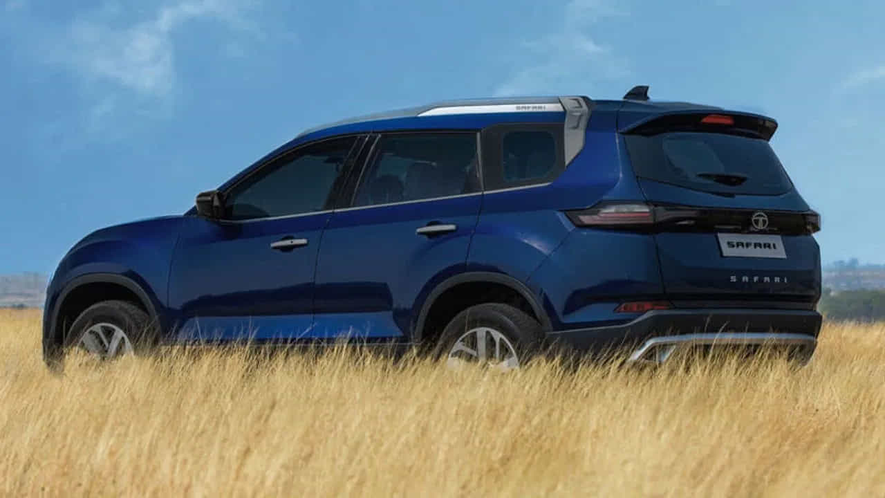 Tata Safari Facelift: టాటా కంపెనీ హారియర్తో పాటు సఫారి SUVకి కూడా ఫేస్లిఫ్ట్ వెర్షన్ను తీసుకొస్తుతుంది. సఫారి ఫేస్లిఫ్ట్ వెర్షన్ను సరికొత్త ఫీచర్లు, ADAS టెక్నాలజీతో వచ్చే అవకాశం ఉంది. 1.5 లీటర్ 4 సిలిండర్ టర్బోచార్జ్డ్ పెట్రోల్ ఇంజన్తో రావచ్చనే అంచనాలు ఉన్నాయి.
