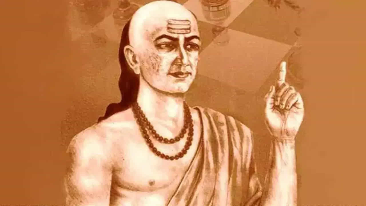 వ్యసనాలు, దుర్గుణాల్లో మునిగిపోవడం: జూదం, అతిగా మద్యపానం లేదా మాదకద్రవ్యాల వినియోగం వంటి వ్యసనాలు, దుర్గుణాలు మనిషి ఆర్ధిక ఎదుగుదలకు అడ్డంకులని చాణక్యుడు హెచ్చరించాడు. ఈ అలవాట్లు ఒక వ్యక్తి ఆర్థిక వనరులను హరించి, దరిద్రంలో ఉండేలా చేస్తాయి.