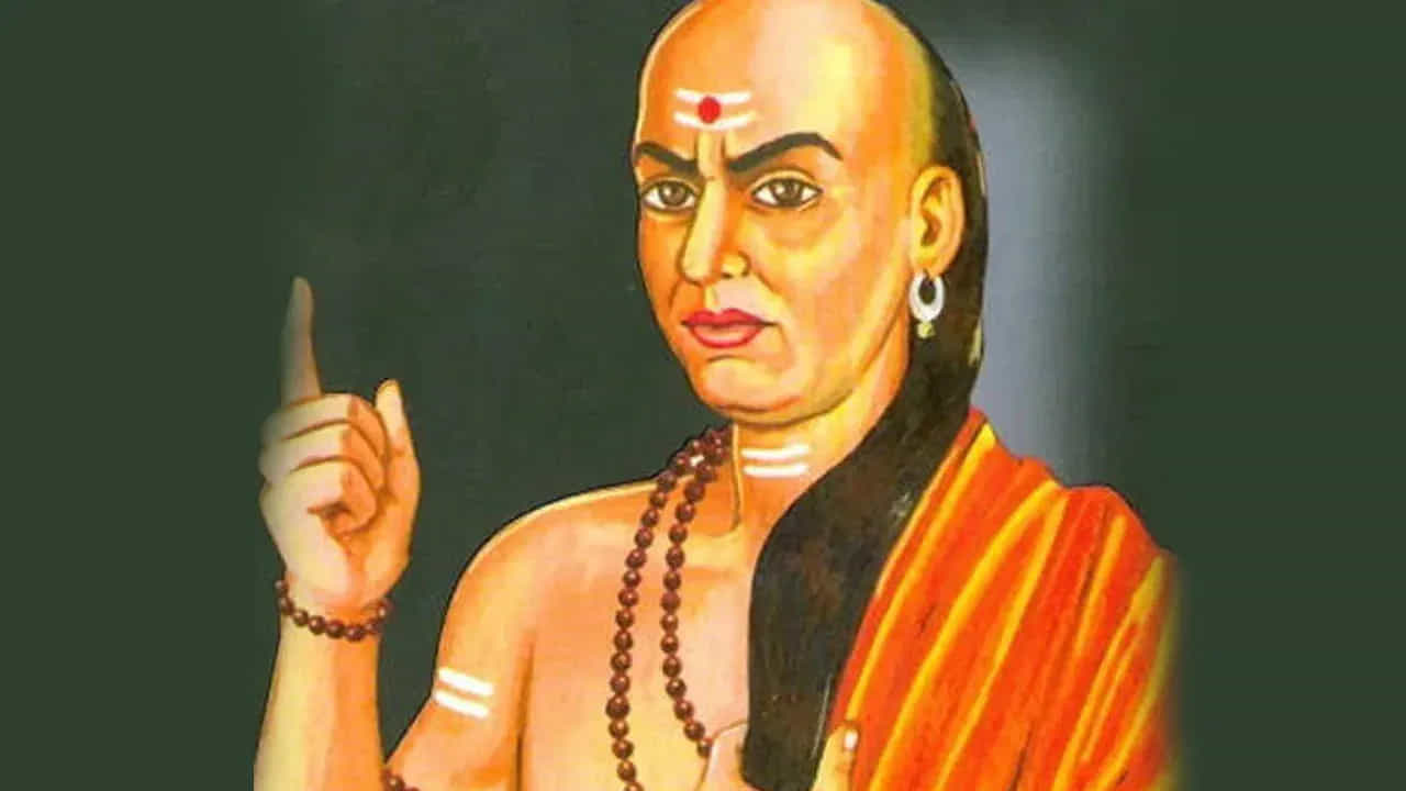 బ్యాలెన్స్గా నిలబడే నేచర్: బ్యాలెన్స్ లేకుండా ఏ సంబంధమూ నడవదు. ఆచార్య చాణక్యుడు రిలేషన్షిప్లో బ్యాలెన్స్ని మెయింటైన్ చేయడంపై అత్యంత ముఖ్యమని ఉద్ఘాటించారు. భాగస్వాముల మధ్య సమతూకం ఉండాలని.. బ్యాలెన్స్ని మెయింటెయిన్ చేసినప్పుడే బాంధవ్యం సక్రమంగా కొనసాగుతుందని చెప్పారు.