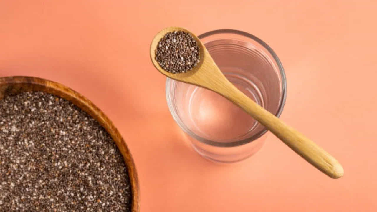 ఆరోగ్యానికి అత్యంత మేలు చేసే విత్తనాల్లో చియా సీడ్స్ కూడా ఒకటి. ప్రపంచవ్యాప్తంగా వీటి వినియోగం అత్యధికంగా పెరిగింది. ఇక మధుమేహులకు చియా సీడ్స్ ఓ వరమనే చెప్పొచ్చు. షుగర్ కంట్రోల్ దగ్గర నుండి వెయిట్ లాస్ వరకు అనేక విధాలుగా చియా సీడ్స్ మధుమేహం భాదితులకు ఉపయోగపడతాయి. ఇంతకీ చియా సీడ్స్ను మధుమేహం ఉన్న వారు ఎలా తీసుకోవాలో ఇక్కడ తెలుసుకుందాం..