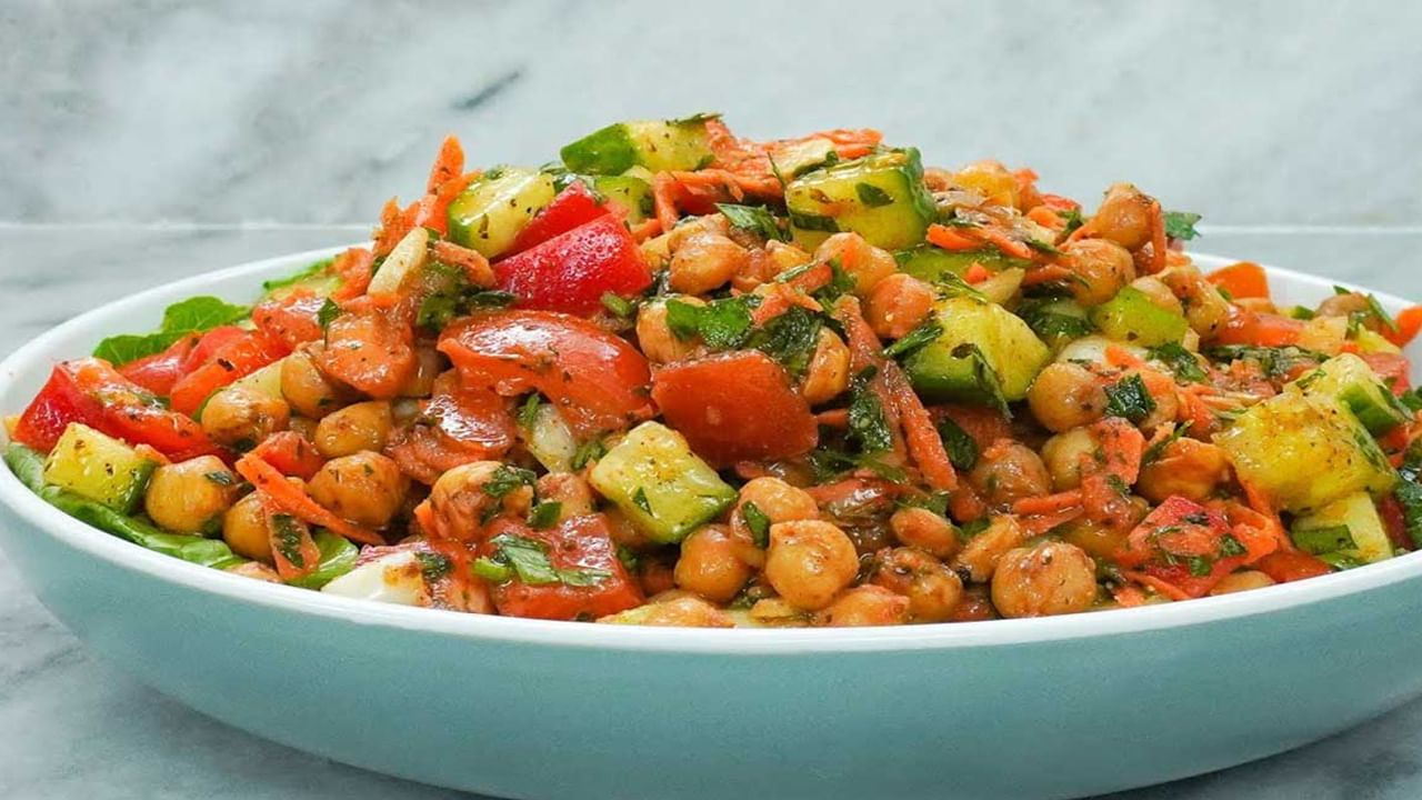 Chickpea Salad- శనగల సలాడ్ మంచి తాజా అల్పాహారం. ఉడికించిన శనగల్లో ఉల్లిపాయ ముక్కలు, టమాటా ముక్కలు, కీర దోస ముక్కలు వేసుకోవచ్చు. కాస్త రుచి కోసం నిమ్మరసం, చాట్ మసాలా, జీలకర్ర పొడి కలుపుకోవచ్చు. ఇంకాస్త ప్రొటీన్ ఎక్కువుండాలంటే పనీర్ ముక్కలు కూడా వేసుకోవచ్చు.