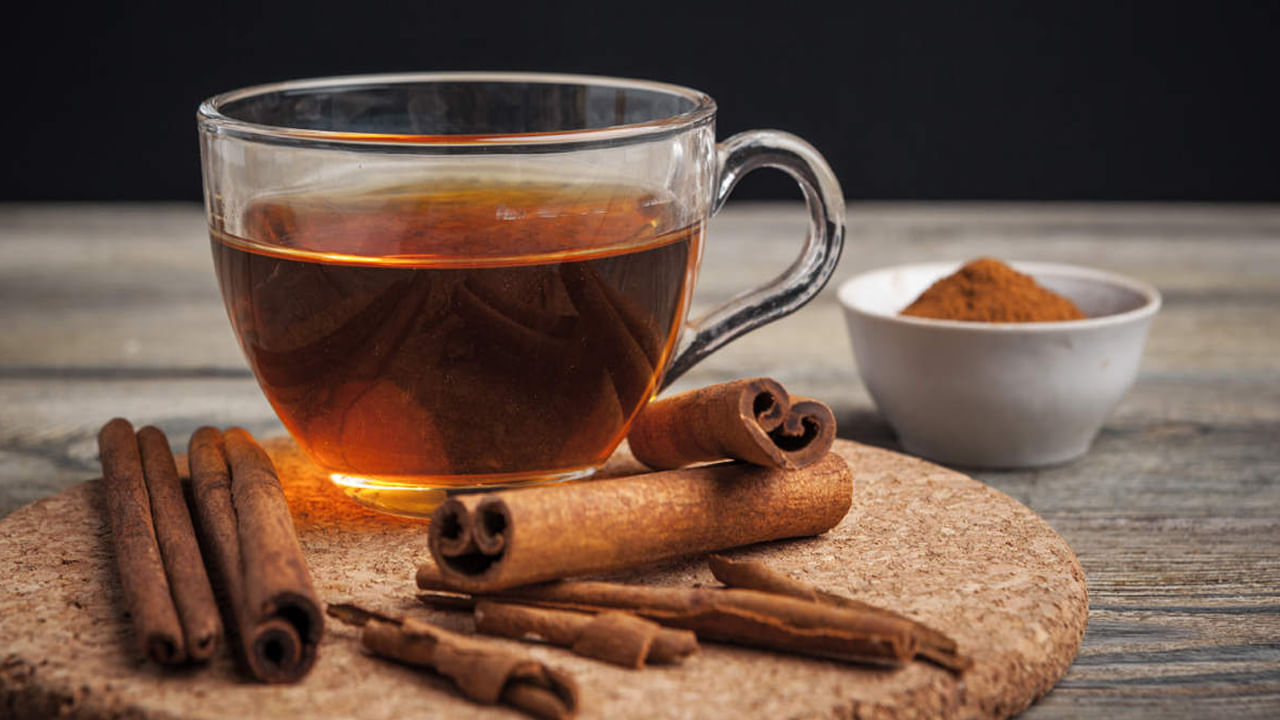 Cinnamon Tea- మలేరియా-డెంగ్యూ రోగులకు దాల్చిన చెక్క టీ ఒక అద్భుతమైన ఔషధం. ఆయుర్వేదంలో ఇది జ్వరానికి అద్భుత ఔషధంగా పరిగణించబడుతుంది. ఈ డికాక్షన్ టేస్టీగా ఉండాలంటే తేనె కలుపుకోవచ్చు.