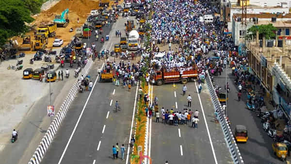 Anantapur: అనంతపురంలో హీటెక్కుతున్న పాలిటిక్స్.. క్లాక్ టవర్ ఫ్లై ఓవర్ పేరుపై రచ్చ రచ్చ