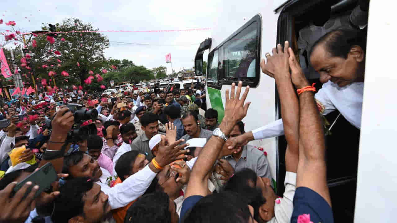 CM KCR: సోలాపూర్‌కు చేరుకున్న సీఎం కేసీఆర్.. స్థానిక బీఆర్ఎస్ కార్యకర్తల నుంచి భారీ స్వాగతం..
