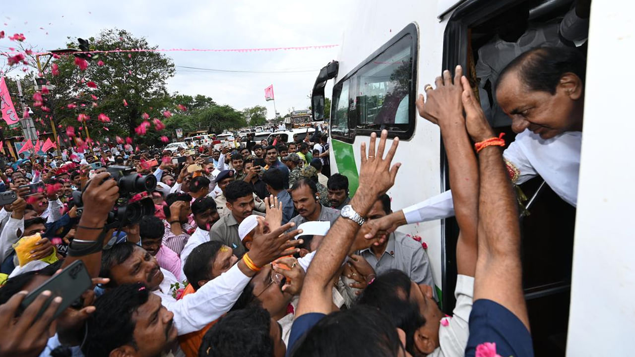 CM KCR: సోలాపూర్‌కు చేరుకున్న సీఎం కేసీఆర్.. స్థానిక బీఆర్ఎస్ కార్యకర్తల నుంచి భారీ స్వాగతం..