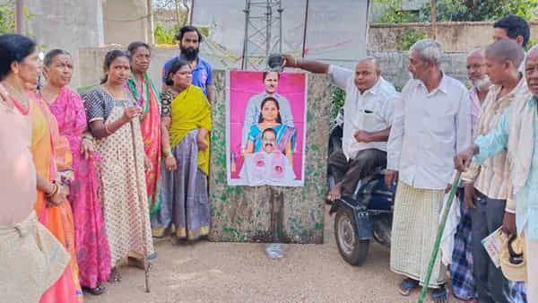 CM KCR: దివ్యాంగుల పెన్షన్ పెంపు.. రాష్ట్ర వ్యాప్తంగా సీఎం కేసీఆర్ చిత్ర పటానికి పాలాభిషేకాలు