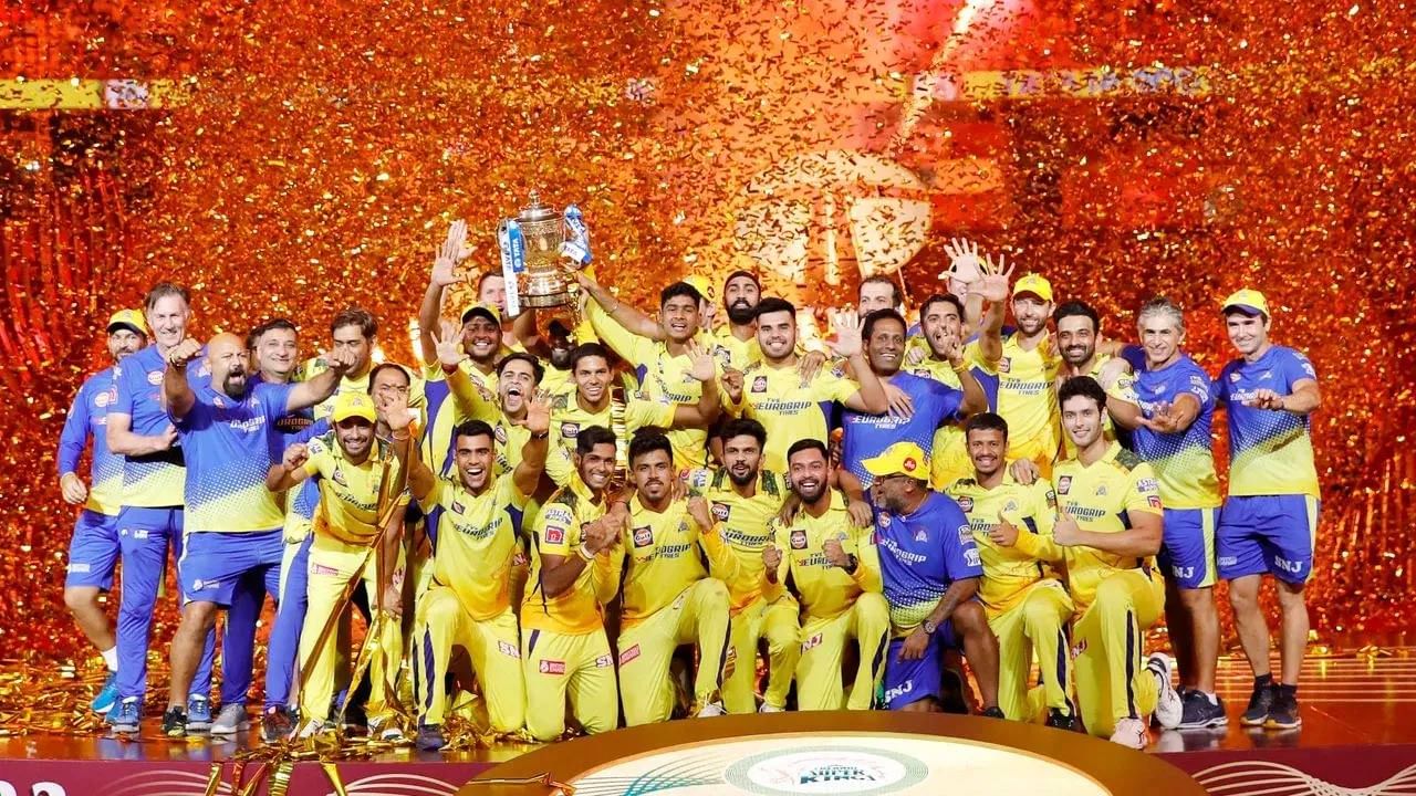 IPL 2023: ఐపీఎల్ 16వ సీజన్‌ ఫైనల్ మ్యాచ్‌లో గుజరాత్ టైటాన్స్‌ను ఓడించి చెన్నై సూపర్ కింగ్స్ విజేతగా నిలిచింది. ఫలితంగా ఐపీఎల్ క్రికెట్‌లో అత్యధిక ట్రోఫీలు గెలిచిన టీమ్‌గా ముంబై ఇండియన్స్‌ని సీఎస్‌కే జట్టు సమం చేసింది. 