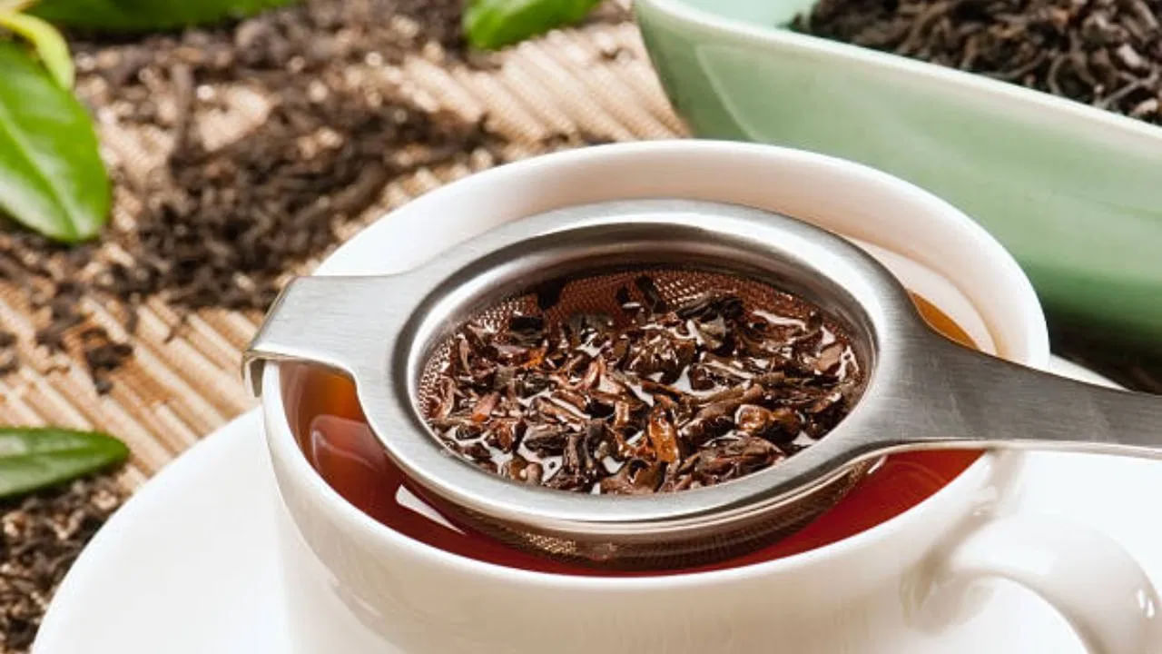 టీ ఆకుల్లో కేలరీలు ఉండవు. గ్రీన్ టీ, బ్లాక్ టీలను వేడి నీళ్లలో కలిపితే తక్కువ మొత్తంలో కేలరీలు ఉత్పత్తి అవుతాయి. 250 ml టీలో కూడా 3 కేలరీలు మాత్రమే ఉంటాయి. ఇందుకు బదులుగా టీలో యాంటీఆక్సిడెంట్లు ఉంటాయి. ఇవి ఆరోగ్యానికి మేలు చేస్తాయి.