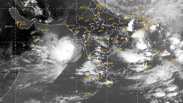 Cyclone Biparjoy: దిశ మార్చుకున్న బిపర్జాయ్ తుపాను.. భారీగా ఎగసిపడుతున్న సముద్ర అలలు..