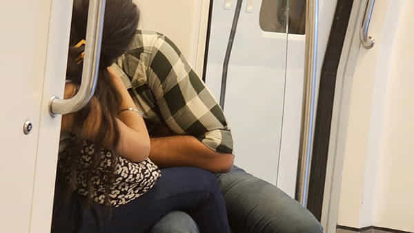 Metro Train: రైల్లో రచ్చరంబోలా.. పబ్లిక్గా ఆపని చేస్తూ దొరికిపోయిన లవర్స్.. తిట్టిపోస్తున్న నెటిజన్స్..
