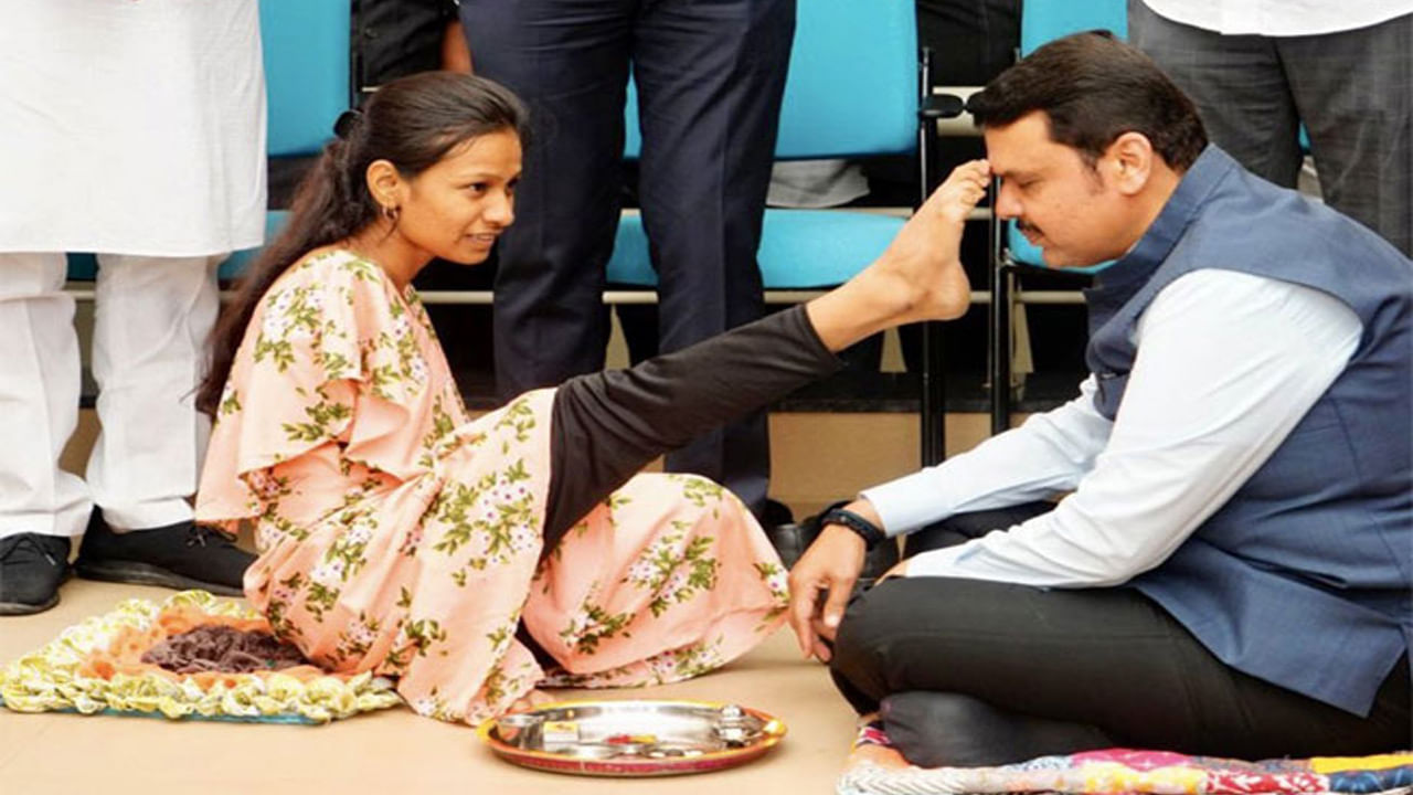 Devendra Fadnavis: కాలి వేలితో నుదిటిన తిలకం దిద్ది మంత్రికి స్వాగతం.. మంత్రి భావోధ్వేగ ట్వీట్