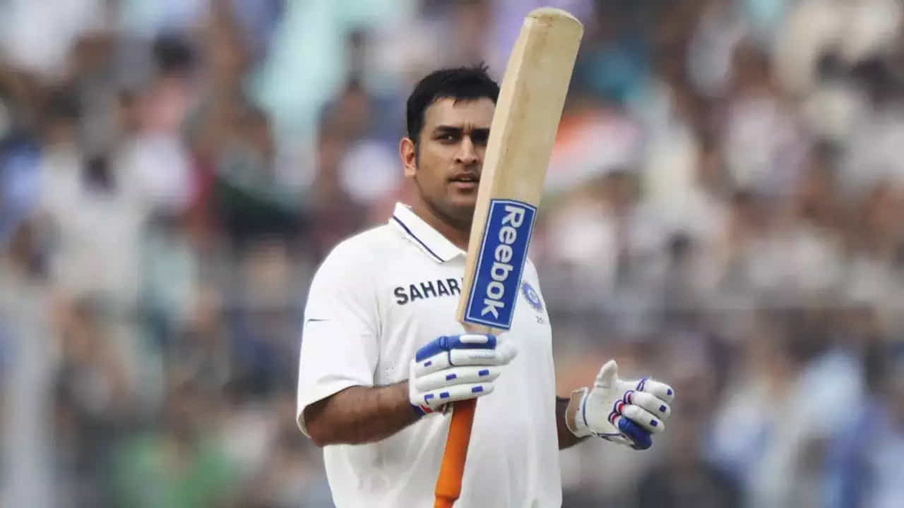 టీమిండియా మాజీ కెప్టెన్ మహేంద్ర సింగ్ ధోనీ కూడా 2వ స్థానంలో ఉన్నాడు. ధోని 144 టెస్టు ఇన్నింగ్స్‌ల్లో మొత్తం 78 సిక్సర్లు బాదాడు.