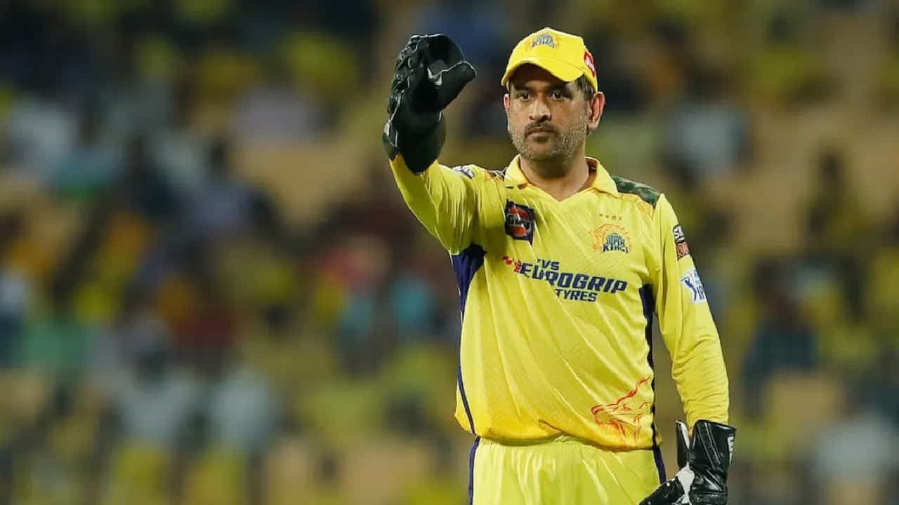 అంటే ధోనీ పూర్తి ఫిట్‌గా ఉంటేనే వచ్చే సీజన్‌లో ఆడేందుకు అవకాశం ఉంటుంది. ఎందుకంటే చెన్నై సూపర్ కింగ్స్ టీమ్‌కు ఎంఎస్ ధోనీ అనే బ్యాట్స్‌మెన్ కంటే ధోని అనే కెప్టెన్ చాలా అవసరం.