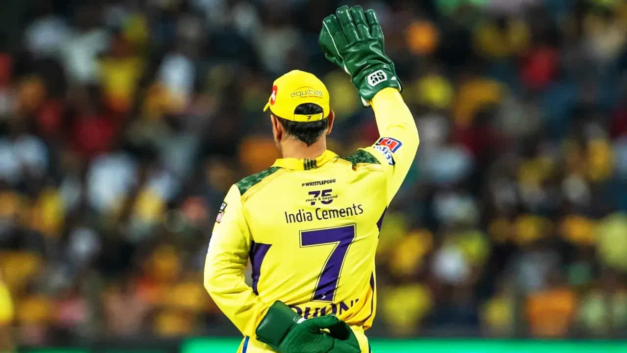 అయితే ఒకటి, రెండు ఓవర్లు బ్యాటింగ్ చేసేంత ఫిట్‌నెస్‌ లేకపోతే ధోనీ వికెట్‌ కీపర్‌గానూ కనిపించే అవకాశం తక్కువ అని అంచనా వేస్తున్నారు. కెప్టెన్‌గా 20 ఓవర్ల పాటు మైదానంలో ఉండాల్సి ఉంటుంది. మరి అంత ఫిట్‌నెస్ ధోనికి ఉంటుందా? అనేది ప్రశ్న.