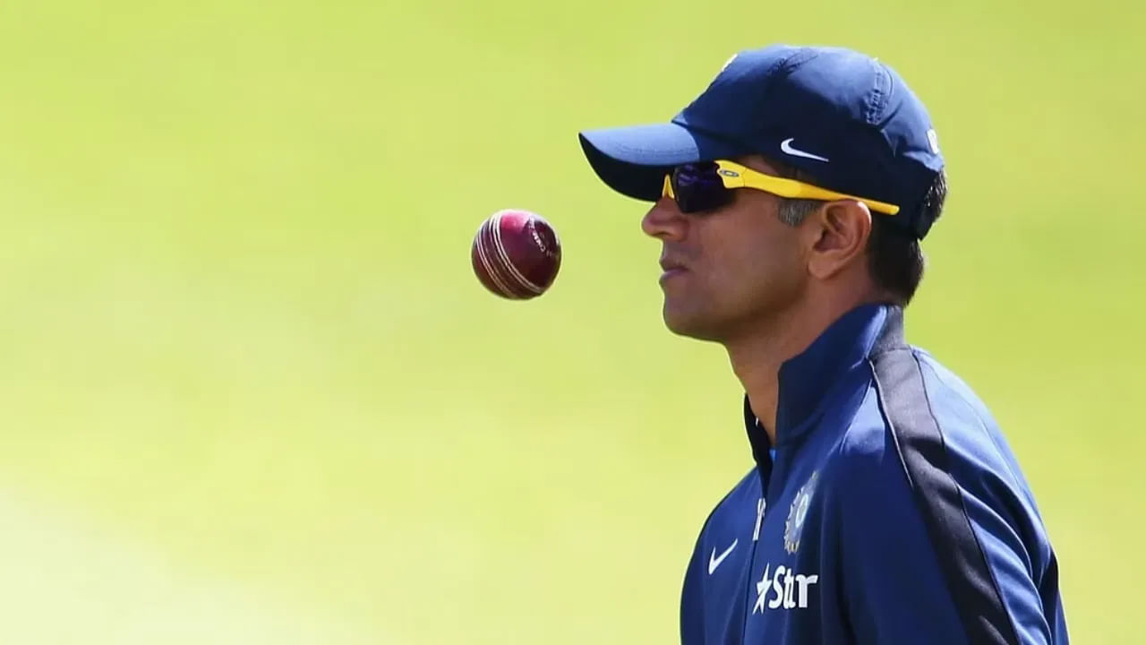 Rahul Dravid, who is currently the coach of Team India, has taken 1 wicket in Tests and 4 wickets in ODIs.
