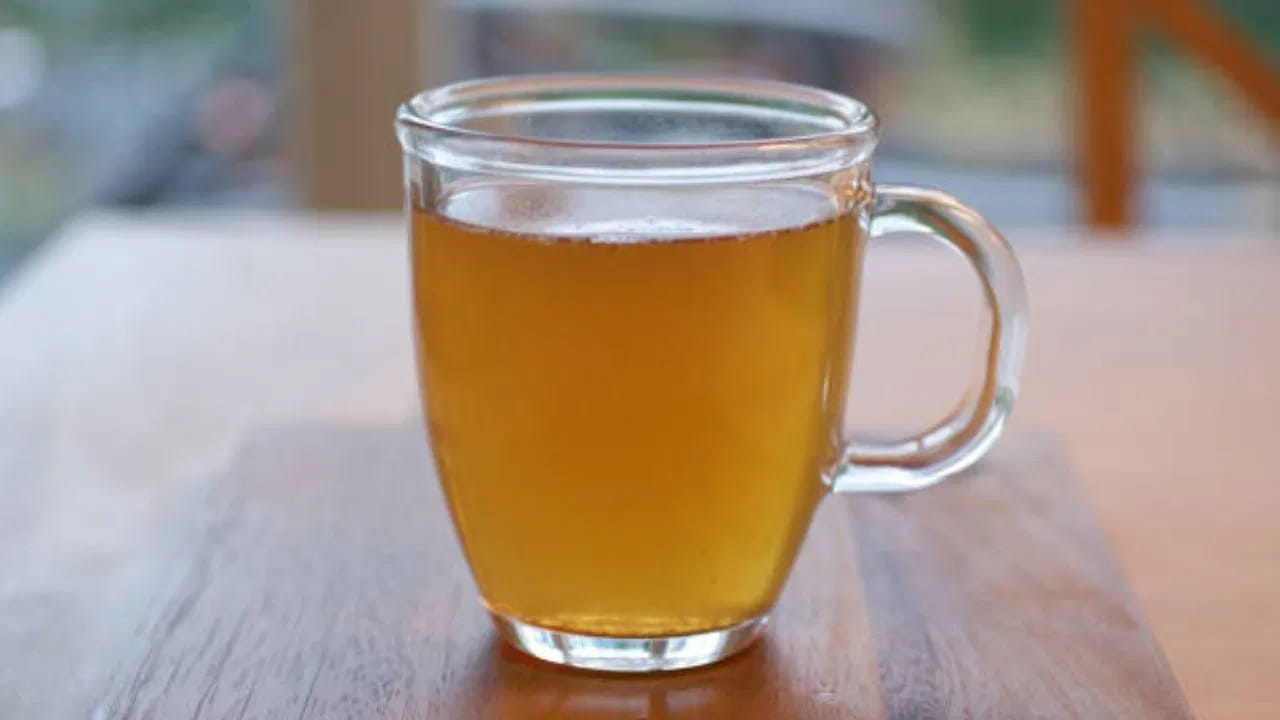 మీరు బరువు తగ్గాలనుకుంటే.. మీరు గ్రీన్ టీ, బ్లాక్ టీ తాగవచ్చు. క్యాలరీలు తక్కువగా ఉన్నందున.. అవి యాంటీ ఆక్సిడెంట్లు, పాలీఫెనాల్స్తో నిండి ఉంటాయి. ఈ పదార్థాలు బరువు తగ్గడానికి, ఆరోగ్యంగా ఉండటానికి సహాయపడతాయి.