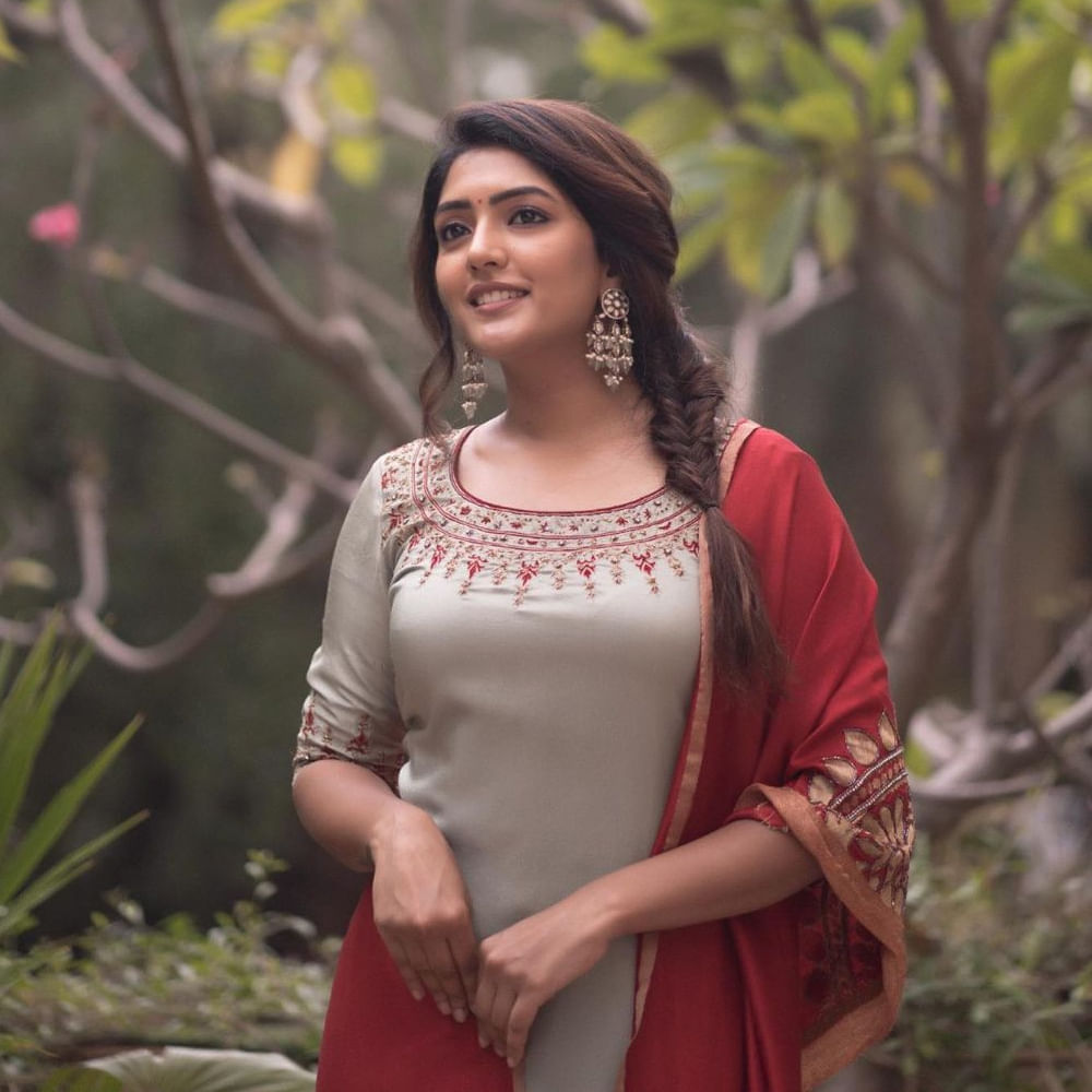 టాలీవుడ్ తెలుగింటి అందం ఈషా రెబ్బా అంతకుముందు ఆ తర్వాత చిత్రంతో వెండితెరకు పరిచయమైంది. మొదటి సినిమాతోనే మంచి మార్కులు తెచ్చుకుంది. నిషా కళ్లతో కుర్రకారును చంపేస్తోన్న తెలుగమ్మాయి ఈషా ఫోటోషూట్ మాములుగా లేదుగా.